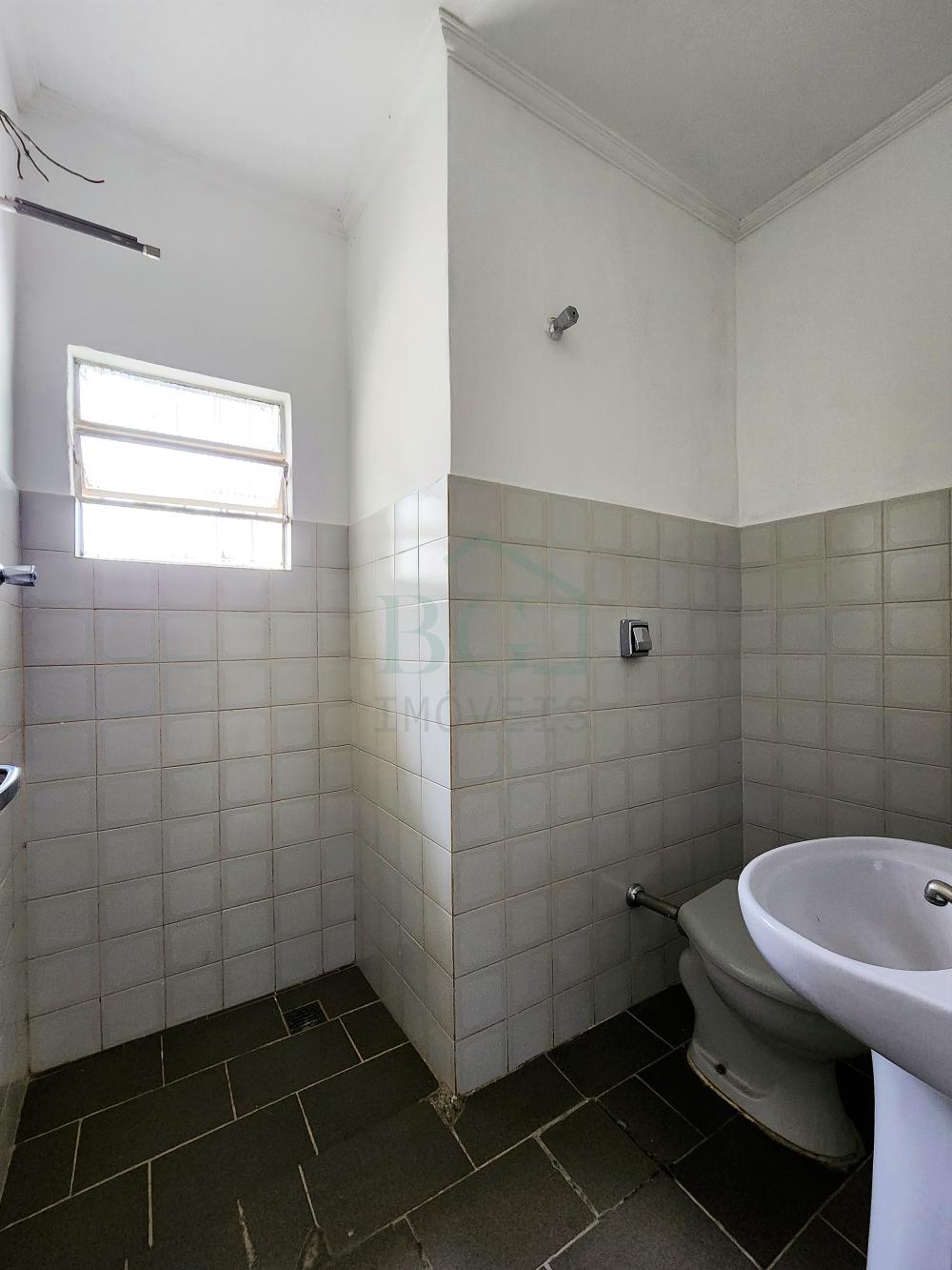 BANHEIRO (ÁREA DE SERVIÇO) Alugar Casas / Padrão em Poços de Caldas R$ 1.200,00 - Foto 17