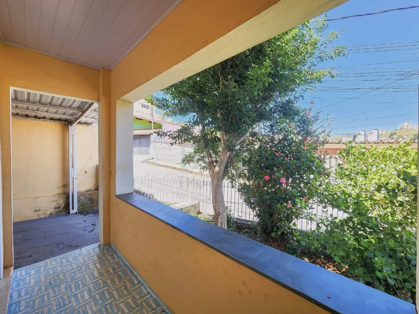 VARANDA/ENTRADA Alugar Casas / Padrão em Poços de Caldas R$ 1.300,00 - Foto 3