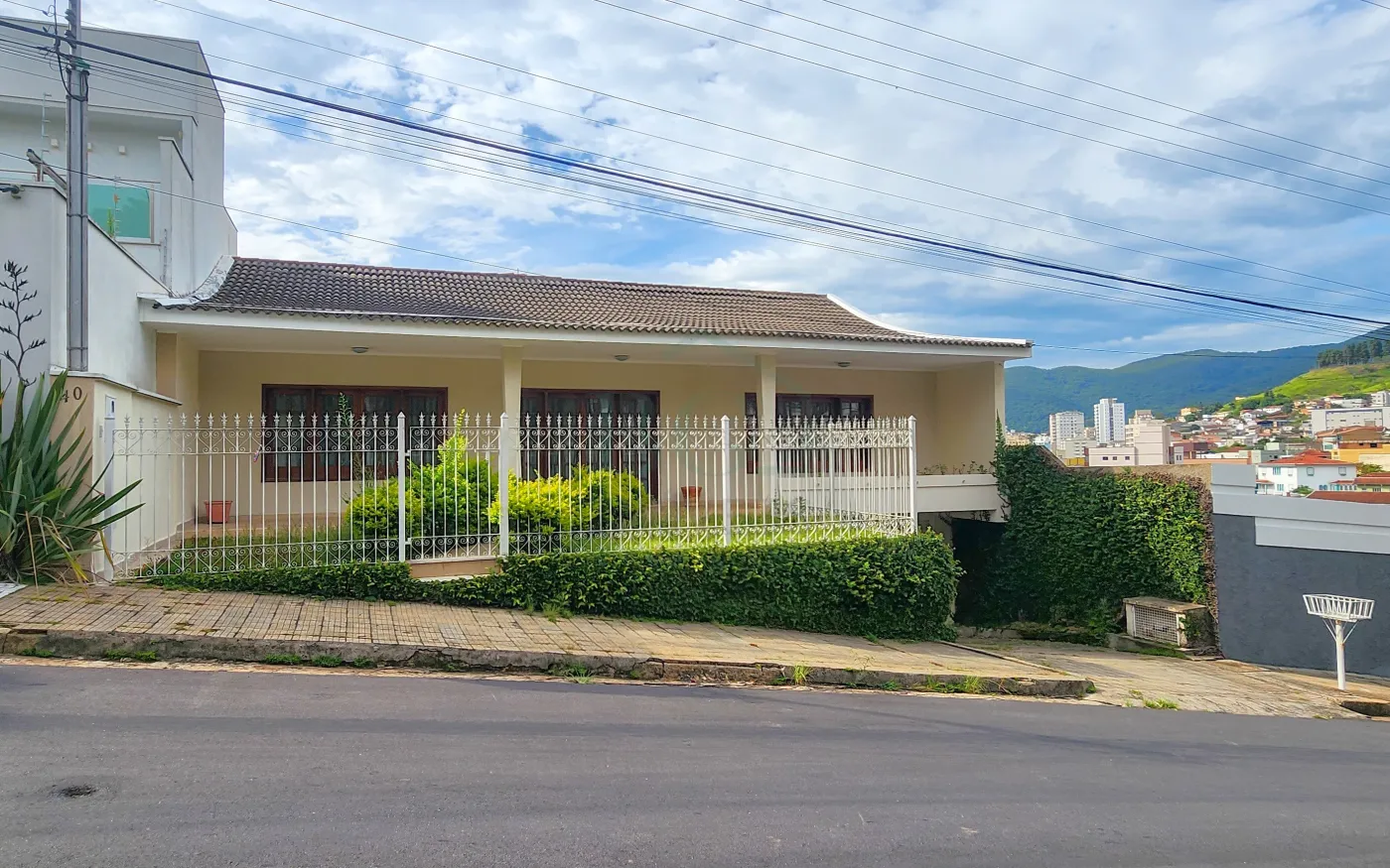 Alugar Casas / Padrão em Poços de Caldas R$ 6.200,00 - Foto 1