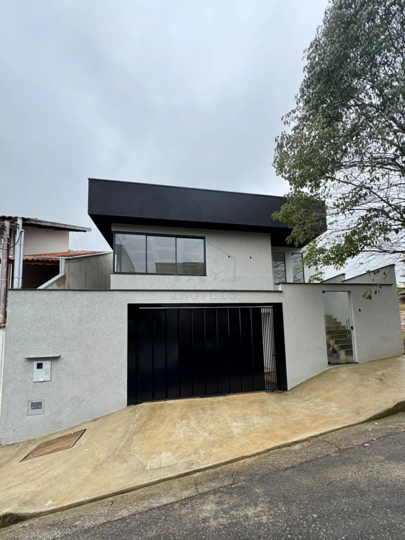 Casa à venda com 3 quartos, 205m² - Foto 1