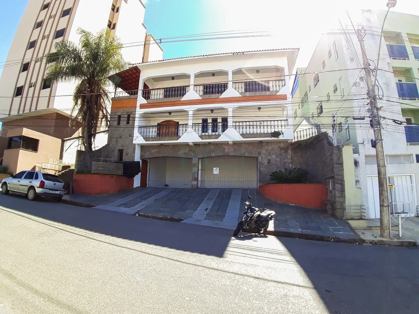 Casa à venda com 3 quartos, 353m² - Foto 1