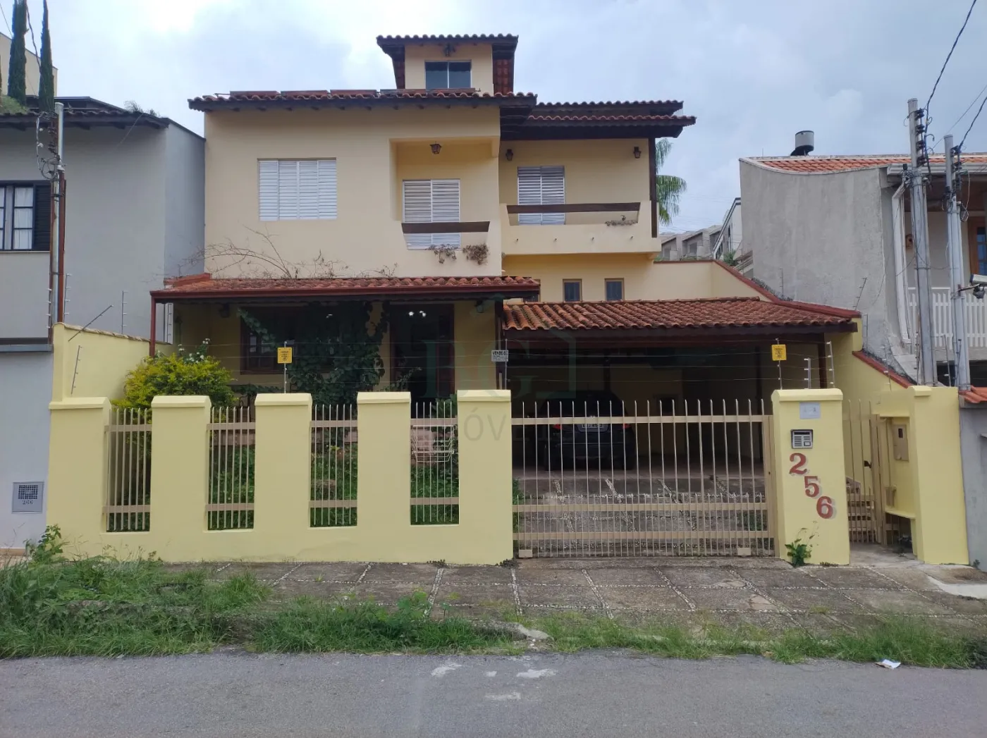 Casa à venda com 4 quartos, 231m² - Foto 1