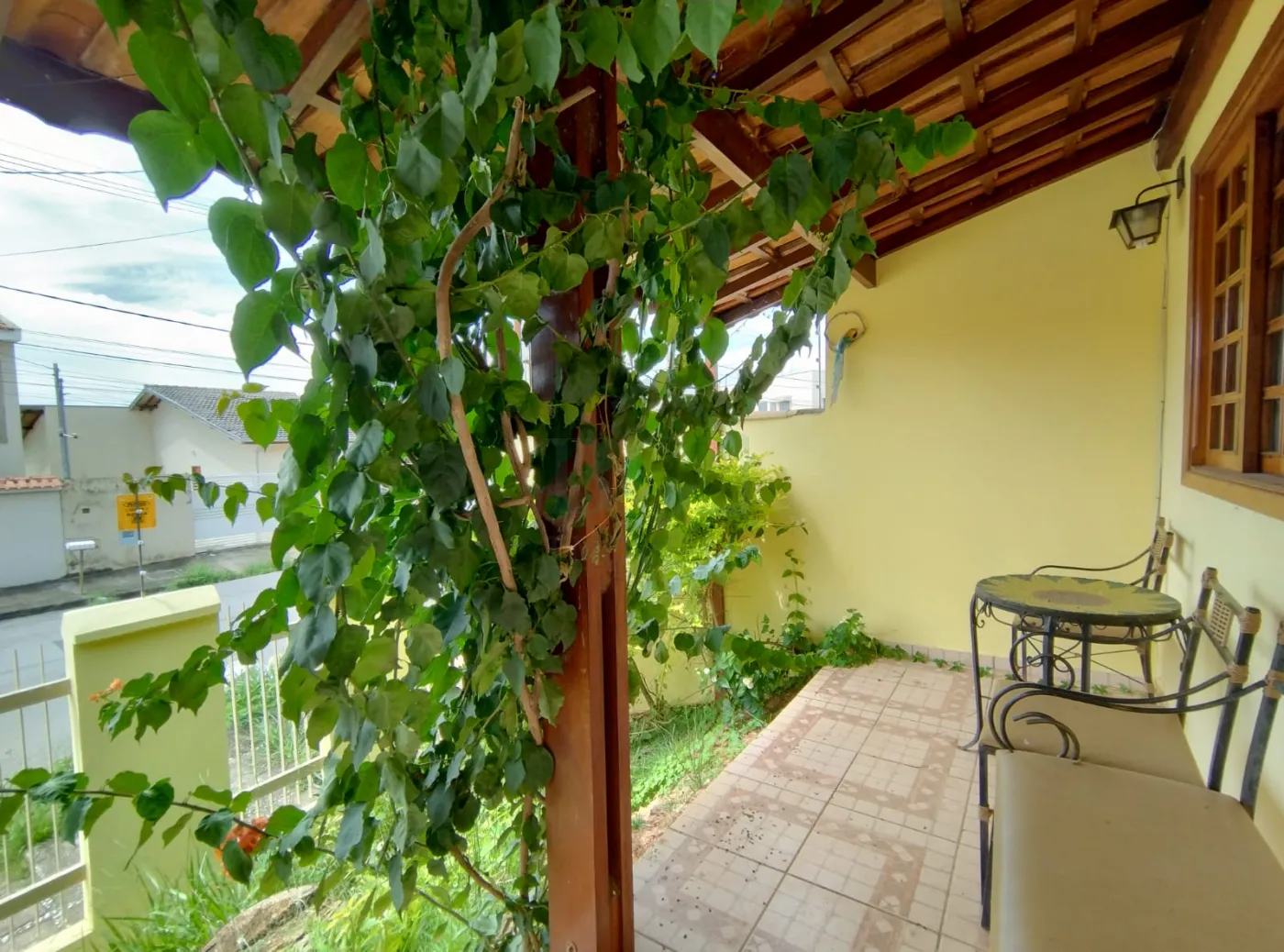 Casa à venda com 4 quartos, 231m² - Foto 2