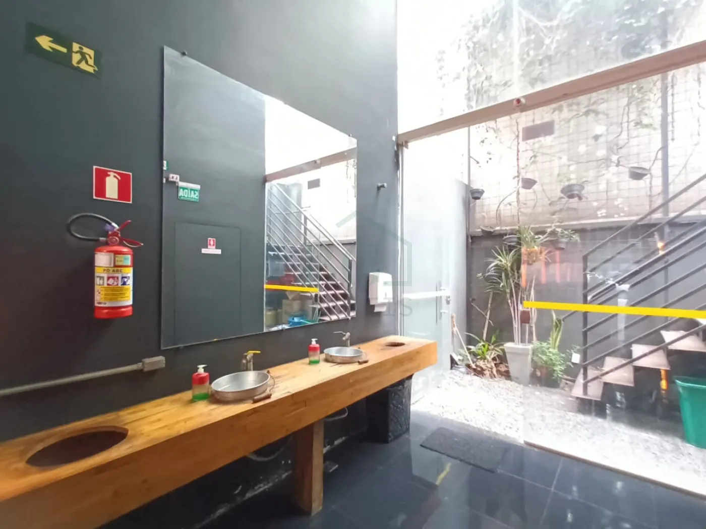 FRENTR DOS BANHEIROS Comprar Comercial / Padrão em Poços de Caldas R$ 130.000,00 - Foto 9