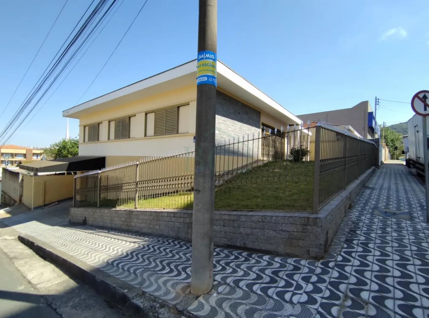 Casa à venda com 3 quartos, 191m² - Foto 1