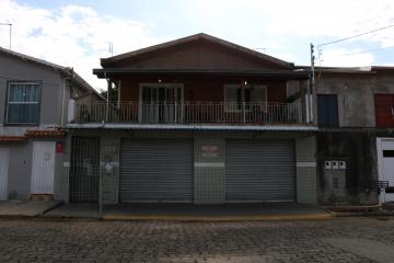 CASA PADRÃO COM CASA DE FUNDOS