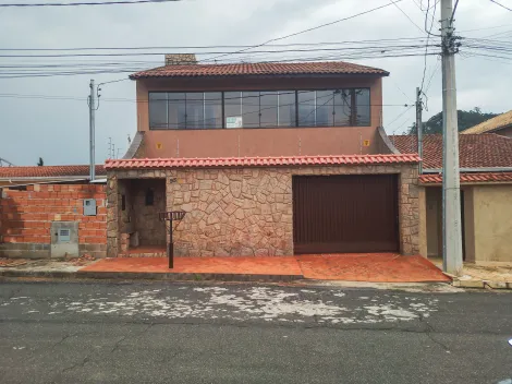 Alugar Casas / Padrão em Poços de Caldas. apenas R$ 3.000,00